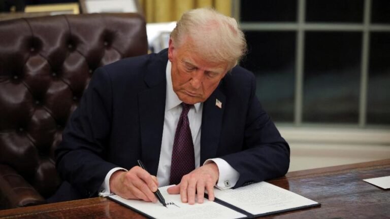 trump-assina-decretos-no-salao-oval-apos-tomar-posse-textos-incluem-perdao-a-1500-invaores-do-capitolio-1737423447665_v2_900x506