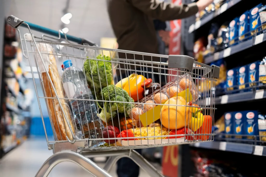 21-pessoa-fazendo-compras-com-mascara-facial.jpg