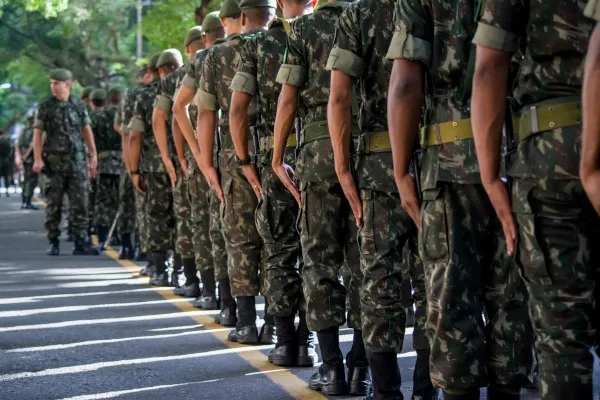 soldados-do-exercito-brasileiro-enfileirados-em-posicao-de-sentido-em-referencia-ao-dia-do-exercito-brasileiro