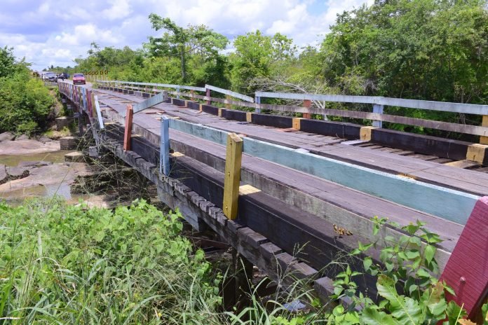 Obras-na-ponte-sobre-o-rio-Tucuma_Fernando-Oliveira_Secom-Roraima-696x464
