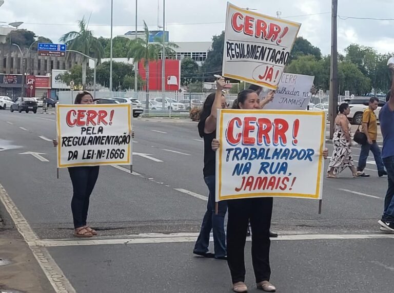Servidores da CERR em manifestção no Centro Cívico (3)