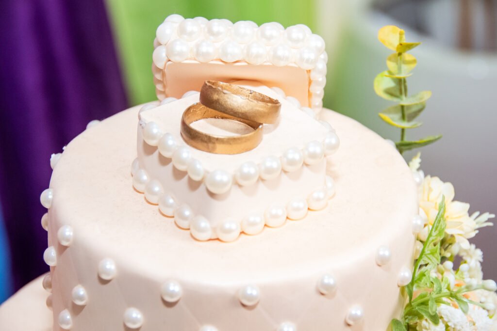 foto de bolo de casamento com alianças em cima
