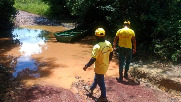 Brigadistas-da-Defesa-Civil-de-Roraima-atuam-em-cheia-em-Uiramuta