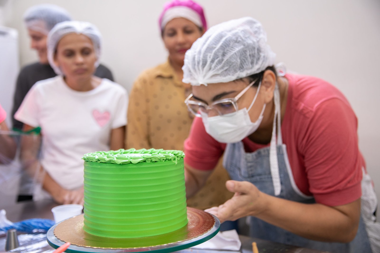 Foto 1 - Curso de decoração de bolo é uma das oportunidades da Escolegis – Foto Alfredo Maia