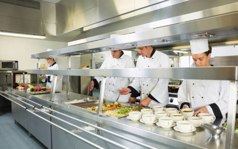 fornecimento-de-alimentação-aos-trabalhadores-quais-os-requisitos-legais-aplicáveis-a-este-serviço-1024x640