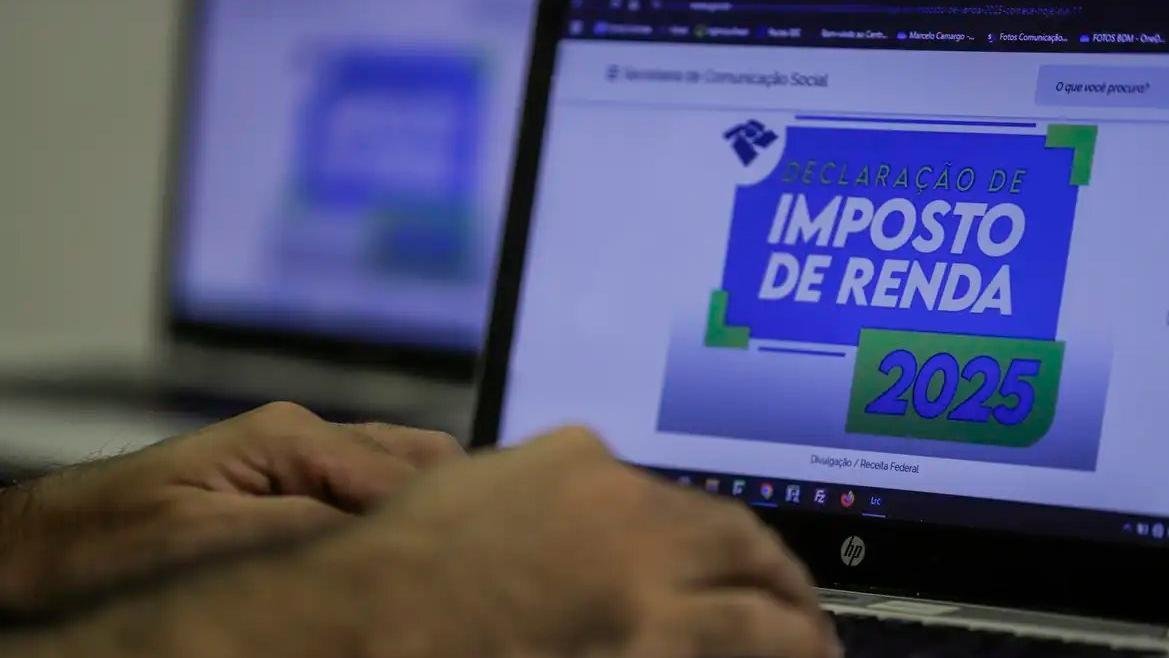 pessoa acessa página da imposto de renda ilustrando pagamento da restituição