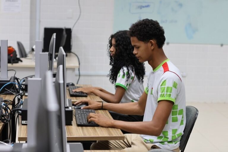 Estudantes_do_CBVZO_-_laboratorio_de_informati.width-800