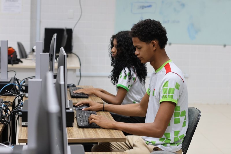 Estudantes_do_CBVZO_-_laboratorio_de_informati.width-800