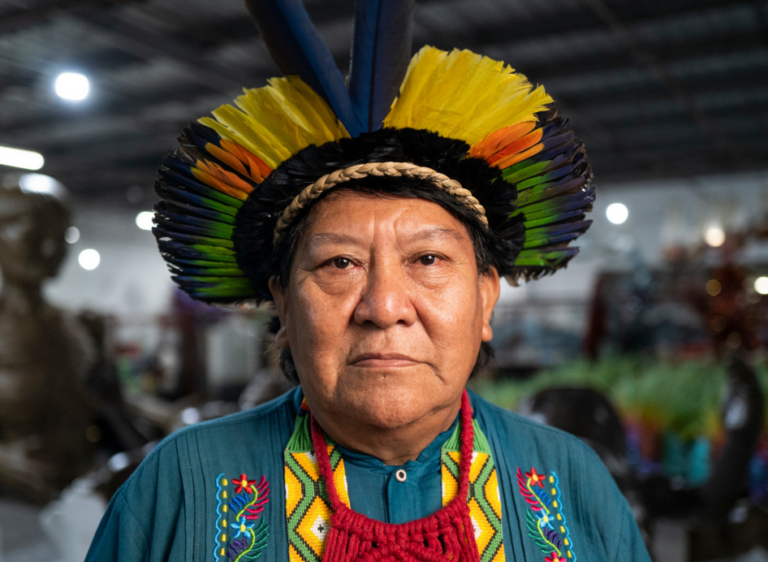 Screenshot-2025-05-15-at-19-20-25-4bfa9ffb6ef9e98d1d469e2f3d80169b_davi-kopenawa-yanomami.png-imagem-PNG-2160-×-2160-pixels-Redimensionada-44