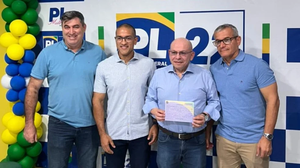 O-ex-vereador-Subtenente-Velton-o-prefeito-Arthur-Henrique-o-ex-juiz-Helder-Girao-e-o-vice-prefeit-984x553