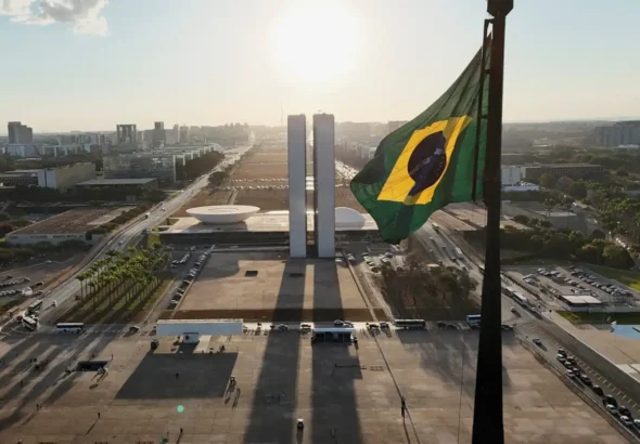 2025-12-04T192744Z_1_LYNXMPELB315Q_RTROPTP_4_MACRO-LDO-APROVA