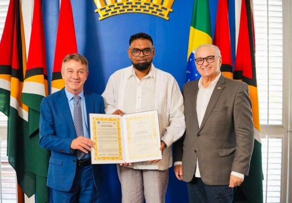 O presidente da Guiana, Mohamed Irfaan Ali, ladeado pelo governador Antonio Denarium e pelo secretário de Atração de Investimentos, Aluizio Nascimento