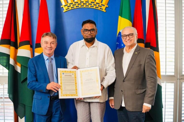 O presidente da Guiana, Mohamed Irfaan Ali, ladeado pelo governador Antonio Denarium e pelo secretário de Atração de Investimentos, Aluizio Nascimento