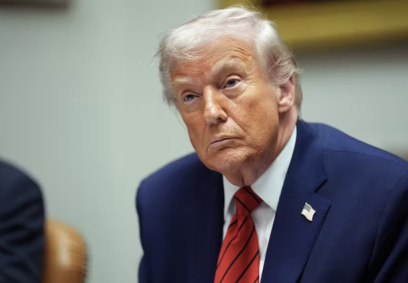 Trump volta a ameaçar o Irã com ataque se regime 'matar pessoas' 'Atingiremos muito duramente'  Mundo  O Globo