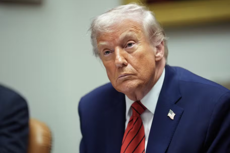 Trump volta a ameaçar o Irã com ataque se regime 'matar pessoas' 'Atingiremos muito duramente'  Mundo  O Globo